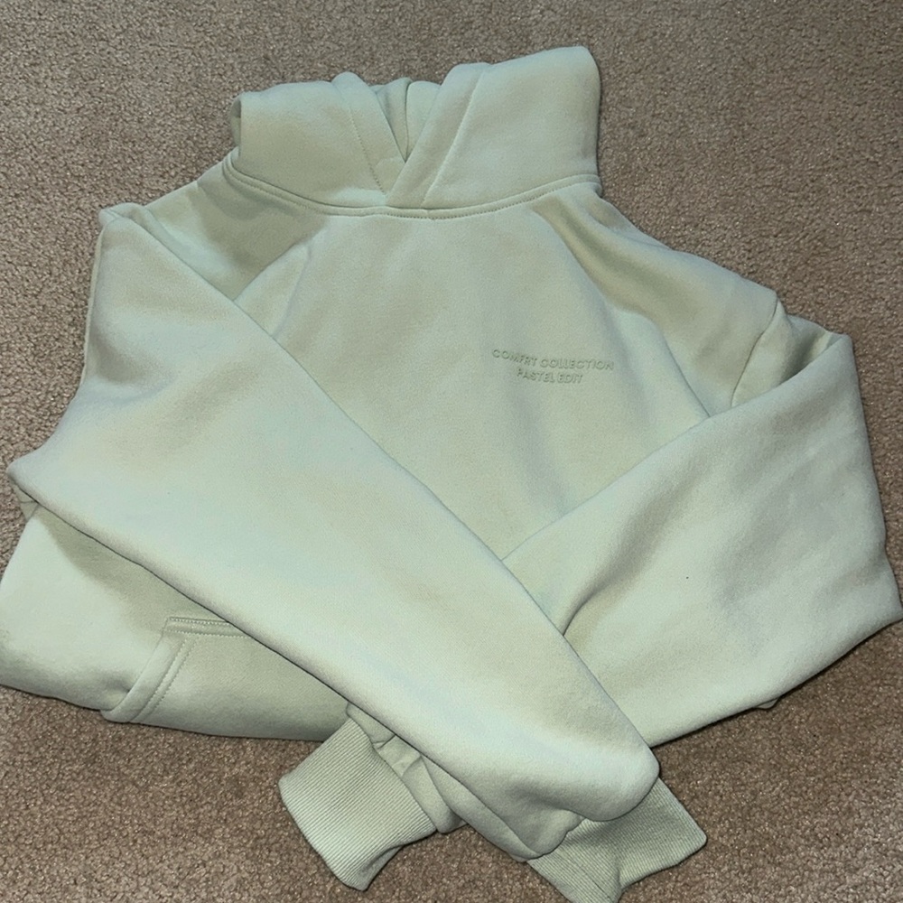 Comfrt pastel green sweatshirt